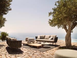 Sofa Tosca Wenge mit Pouf Nomad und Beistelltisch Vis a Vis von Tribu