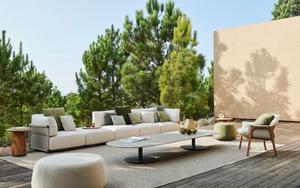 Sofa Nodi Lounge und Sessel und Pouf Nomad und Beistelltisch Dunes T-Table von Tribu