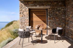 Armlehnstuhl Tosca mit T-Table von Tribu