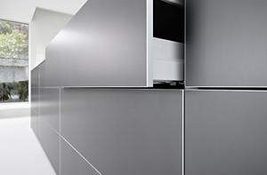 Die grifflose bulthaup b3 Küche in anthrazitgrau überzeugt mit edlem Design und klarer Linienführung.