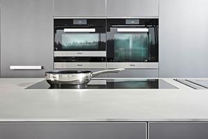 In den Hochschränken finden hochwertige Einbaugeräte von Miele ihren Platz. Neben dem Backofen sind auch ein Combidampfgarer und eine Wärmeschublade eingebaut.