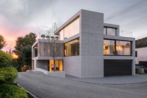 Das vierstöckige Gebäude unseres Kunden besticht durch seine reduzierte, moderne Bauweise. Die großen Fensterfronten durchfluten jeden Raum mit Licht und verbinden das Innere mit der Außenwelt.