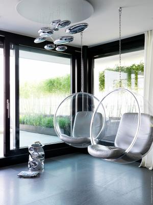 Smoker Lounge: Sessel Bubble Chair, Adelta, Hocker Tab.U, Opinion Ciatti, Deckenleuchte Mercury Soffitto, Artemide.