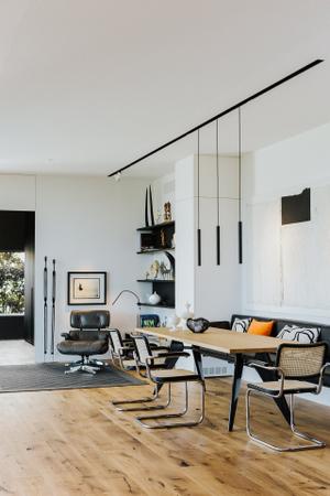 Esstisch EM Table von Vitra, Design Jean Prouvé
Stühle Freischwinger S64V von Thonet Design Marcel Breuer
Tischleuchte unbekannt - nicht von Seipp
Lounge Chair von Vitra