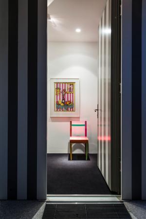 Schon im Entree des Einfamilienhauses bekommt man Lust, das Haus zu entdecken. Der Stuhl wurde in den 1980er Jahren im Zuge der Memphis Designbewegung entworfen.