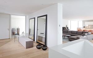 Treten Sie ein! Spiegel Big Frame von Zeus Noto, Polsterbank mit elegantem Bezug von Zimmer&Rohde und Beistelltisch Stelza von O Living.