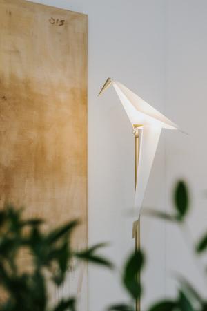 Stehleuchte Perch Light von Moooi
Gestell Aluminium gold lackiert
Vogel aus Polypropylen Papier 
