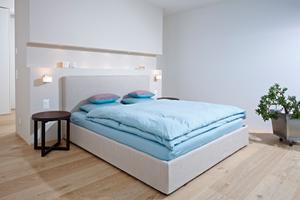 Guten Schlaf bietet das Bett Camille, Lema. Nachttische Yard, Poliform, Wandleuchte Reef von Serien Lighting.