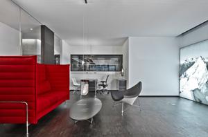 Showroom Victorinox mit Sofa Alcove, Beistelltisch Elliptical, Coconut Chair, Vitra.