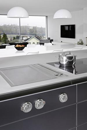 In der Edelstahlarbeitsplatte befinden sich neben dem Vollflächeninduktionskochfeld von Gaggenau auch der Dunstabzug und eine Teppanyaki Grillplatte.