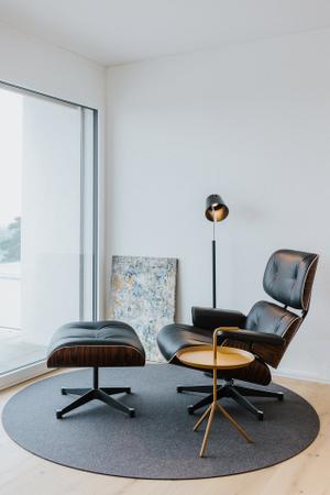 Teppich Bigdot  von Hey sign
Sessel Lounge Chair von Vitra
Stehleuchte Fez S von Baltensweiler
Beistelltisch Don`t Leave Me NEU von Hay