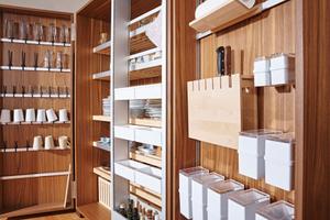 Die Schränke sind absolute Platzwunder. Einer dient der Unterbringung sämtlicher Geräte, wie Kühlschrank und Backofen und der andere bietet Platz für Geschirr, Gläser und der Vorratshaltung.