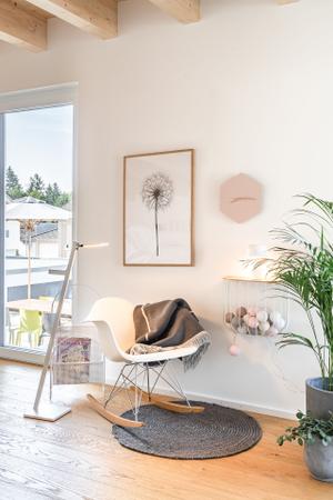 Schaukelstuhl RAR von Vitra, Akku-Stehleuchte Roxxane Leggera von Nimbus und Bilderrahmen Frame von Moebe