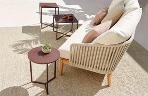 Beistelltisch Natal Alu X in burgundy und Sofa Mood von Tribu