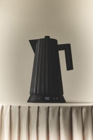 Wasserkocher Plissé von Alessi