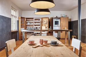 Ziel der Einrichtungsplanung war es, die gewonnene Leichtigkeit und Offenheit des Umbaus zu behalten und dennoch eine Verbindung zwischen Altbau und Neuem zu schaffen.