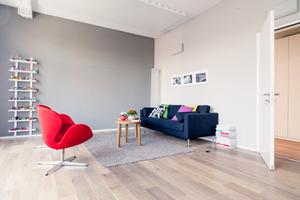 Mit den Sesseln „Schwan“ und „Ei“ von Fritz Hansen, Design Arne Jacobsen, wurden zwei Farbtupfer gewählt, die Farbe in den Raum bringen. Filzkörbe und Dekorationsgegenstände in leuchtenden Farbtönen machen den Raum fröhlich und bunt.