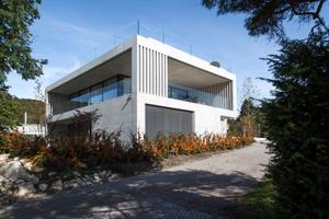 Das vierstöckige Gebäude unseres Kunden besticht durch seine reduzierte, moderne Bauweise. Die großen Fensterfronten durchfluten jeden Raum mit Licht und verbinden das Innere mit der Außenwelt.