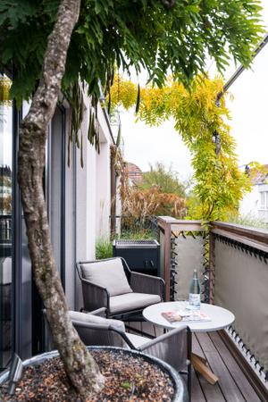 Der gemütliche Balkon lädt zum Verweilen ein – Sessel Harp und Beistelltisch Root von Roda, Grill von Röshults.