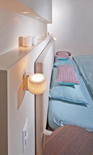 Guten Schlaf bietet das Bett Camille, Lema. Nachttische Yard, Poliform, Wandleuchte Reef von Serien Lighting.