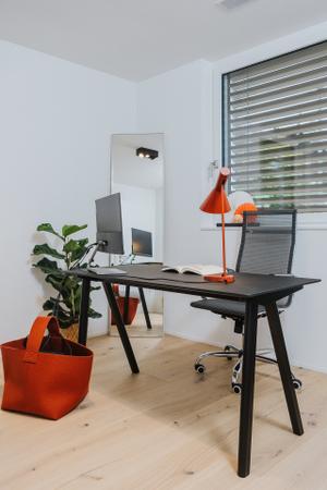 Tisch Copenhague CPH 90 von Hay
Platte Linoleum schwarz
Gestell Eiche massiv, schwarz gebeizt
Design Ronan & Erwan Bouroullec
B 130  T 65  H 74cm