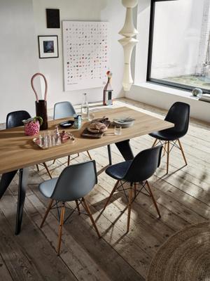 Chairs: Eames Navy Blue, maple base, light grey, maple base Table: metal brut, light oak