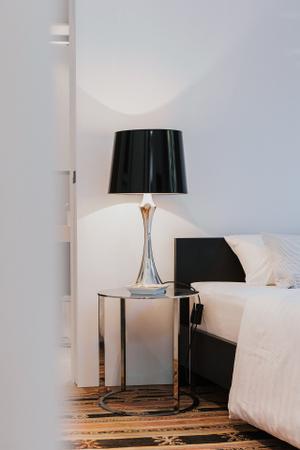 Beistelltisch von B&B, Tischleuchte nicht von Seipp, Bett von Treca