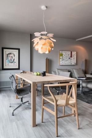 Esstisch Sloane von e15, Stuhl Y-Chair von Hans J. Wegner, Stuhl Aluminium Chair von Vitra, Design Ray & Charles Eames, Hängeleuchte Discoco von Marset.