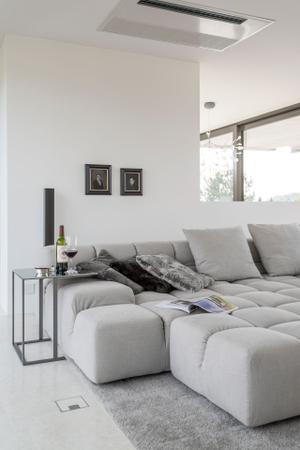 Für Gemütlichkeit sorgt das Sofa Tufty-Time von B&B Italia.