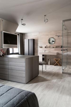 Kommode Isola von Porro, Sitzbank Florence von Knoll International.