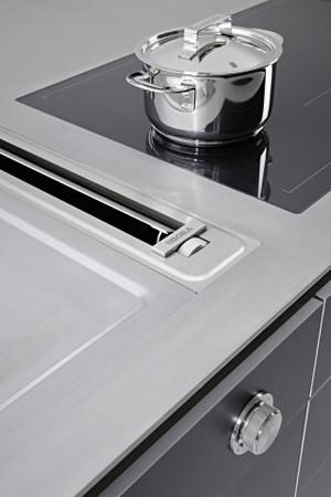 In der Edelstahlarbeitsplatte befinden sich neben dem Vollflächeninduktionskochfeld von Gaggenau auch der Dunstabzug und eine Teppanyaki Grillplatte.