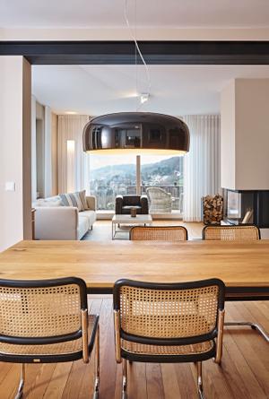 Eyecatcher im Essbereich ist die Hängeleuchte Smithfield, Design Jasper Morrison, von Flos.