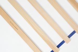 Der Lattenrost ist erhältlich in 200 und 220 cm Länge sowie Breiten von 90 bis 200 cm. Er ist passend für die Moormann-Betten Siebenschläfer, Tagedieb und Tagedieb Stapelbett.