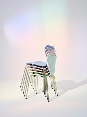 Fritz Hansen Serie 7 Stuhl in 7:14 AM Colour Edition