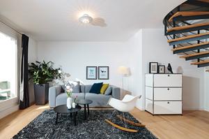 Im offenen Wohnbereich finden Klassiker, wie der Schaukelstuhl RAR von Vitra, das USM Highboard und neue Designstücke wie das Sofa Mags und die Beistelltische Bella Coffeetable von HAY einen schönen Platz.
