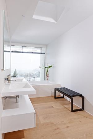 Rückzugsort bietet die Badewanne mit Panoramablick. Schlichte Holzkonsole Cutter von Skagerak.