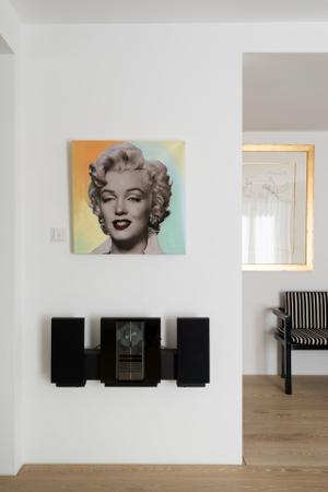 Kunst spielt im gesamten Haus eine große Rolle. Im Anschnitt ist der Bauhaus Klassiker, die Gropius Bank D51-2 von Tecta, zu sehen.