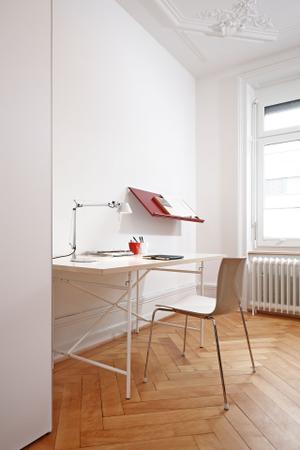 Für Büroarbeiten dient der Schreibtisch-Klassiker Eiermann, mit Tischleuchte Tolomeo und Stuhl Catifa. Zum Studieren von Partituren hilft das Schrägtablar von Montana.