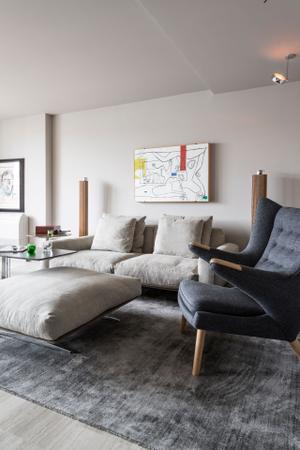 Sessel „Teddy Bear Chair“ in limitierter Auflage von Hans J. Wegner von PP Mobler, Sofa und Hocker Soft Dream von Flexform, Beistelltisch Fly von Flexform, Teppich Evolution von Miinu.