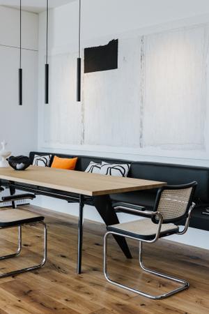 Esstisch EM Table von Vitra, Design Jean Prouvé
Stühle Freischwinger S64V von Thonet Design Marcel Breuer
Tischleuchte unbekannt - nicht von Seipp
