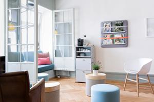 Bei der Einrichtung der Physiopraxis kommt es nicht nur darauf an, den Platz optimal auszunutzen, sondern vor allem darauf, dass sich die Patienten wohlfühlen und somit entspannen können. Der Leitgedanke der Physiopraxis ist, dass unser Körper als Ganzes funktioniert, somit wurde auch auf die Einrichtung als einheitliches Gesamtbild Wert gelegt. Die Möbel heben den Charme des Altbaus hervor. Die Sitzbänke sind in den urigen Fensterrahmen des Altbaus integriert und die unterschiedlichen Farbtöne runden das Konzept ab. Laut Inhaberin kommen manche Patienten sogar extra etwas früher um noch in ihrem Buch zu lesen und sich auf die Behandlung einzustimmen. So eine Reaktion macht uns Einrichter glücklich.