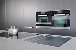 In den Hochschränken finden hochwertige Einbaugeräte von Miele ihren Platz. Neben dem Backofen sind auch ein Combidampfgarer und eine Wärmeschublade eingebaut.