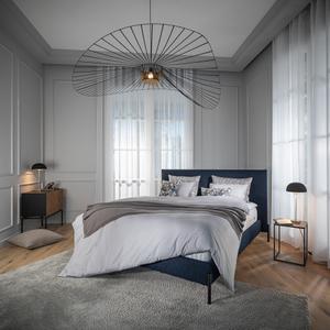 Boxspring-Polsterbett von Tréca Paris mit Kopfteil Victoire mit Hängleuchte Vertigo von Petit Friture