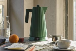 Wasserkocher Plissé von Alessi