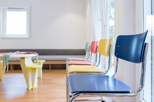 Die S 43 Stühle von Thonet im Wartebereich sind bereits der erste Hinweis auf das 4-Farben-Konzept.