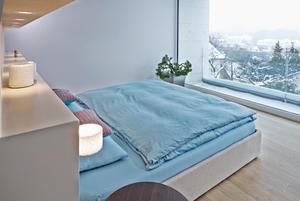 Guten Schlaf bietet das Bett Camille, Lema. Nachttische Yard, Poliform, Wandleuchte Reef von Serien Lighting.