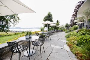 Erholung pur Die stimmige Outdoor-Möblierung fügt sich idyllisch in das großzügige Außengelände ein um den Besuchern und Patienten erholsame Stunden zu bescheren.