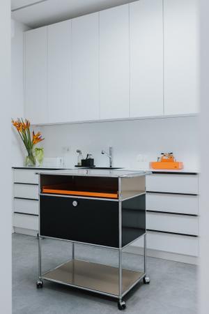 Servierwagen USM Haller 
Gestänge verchromt, Bleche beige, schwarz
und orange, mit zwei Stossbügeln, 
