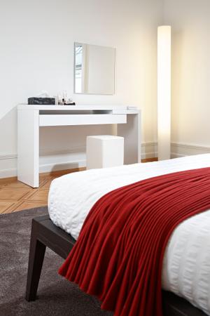 Ob als Schminktisch oder Ablage – die Konsole mit Hocker und dimmbarer Lichtsäule Chameledeon runden die Schlafzimmereinrichtung stimmungsvoll ab.